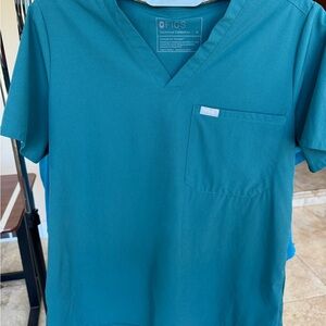 FIGS Women’s Catarina FIONLITE Scrub Top Medium in Caribbean Blue